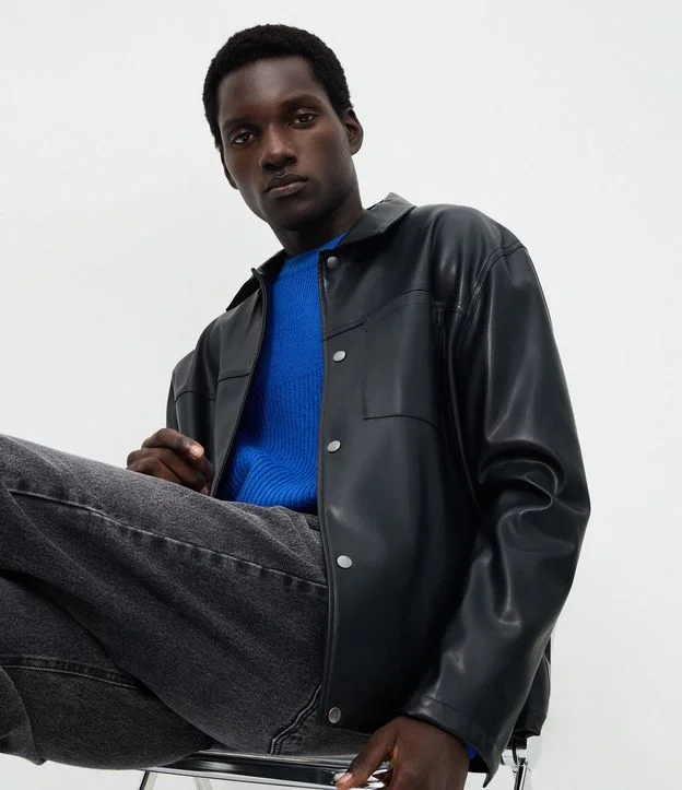Camisa Masculina Overshirt em PU com Bolso Frontal