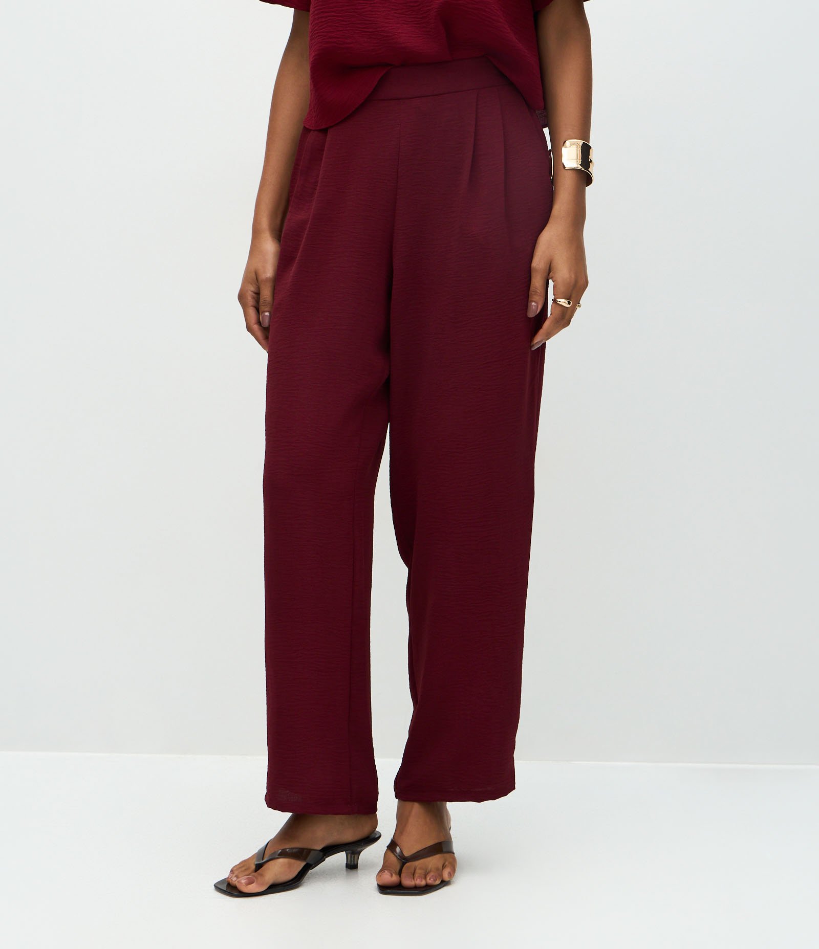 Calça Cenoura em Airflow com Pregas Frontais Vermelho 3