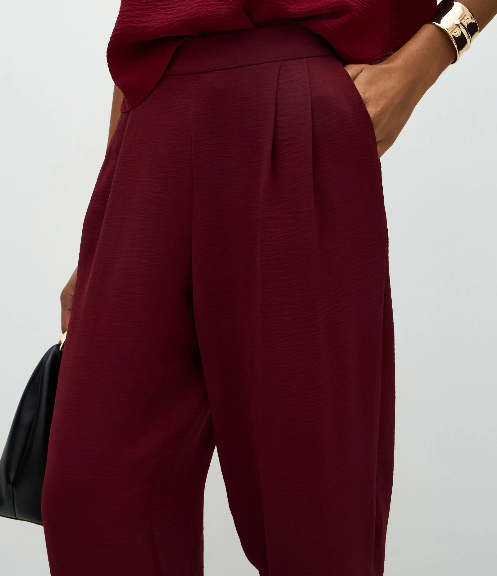 Calça Cenoura em Airflow com Pregas Frontais Vermelho 4