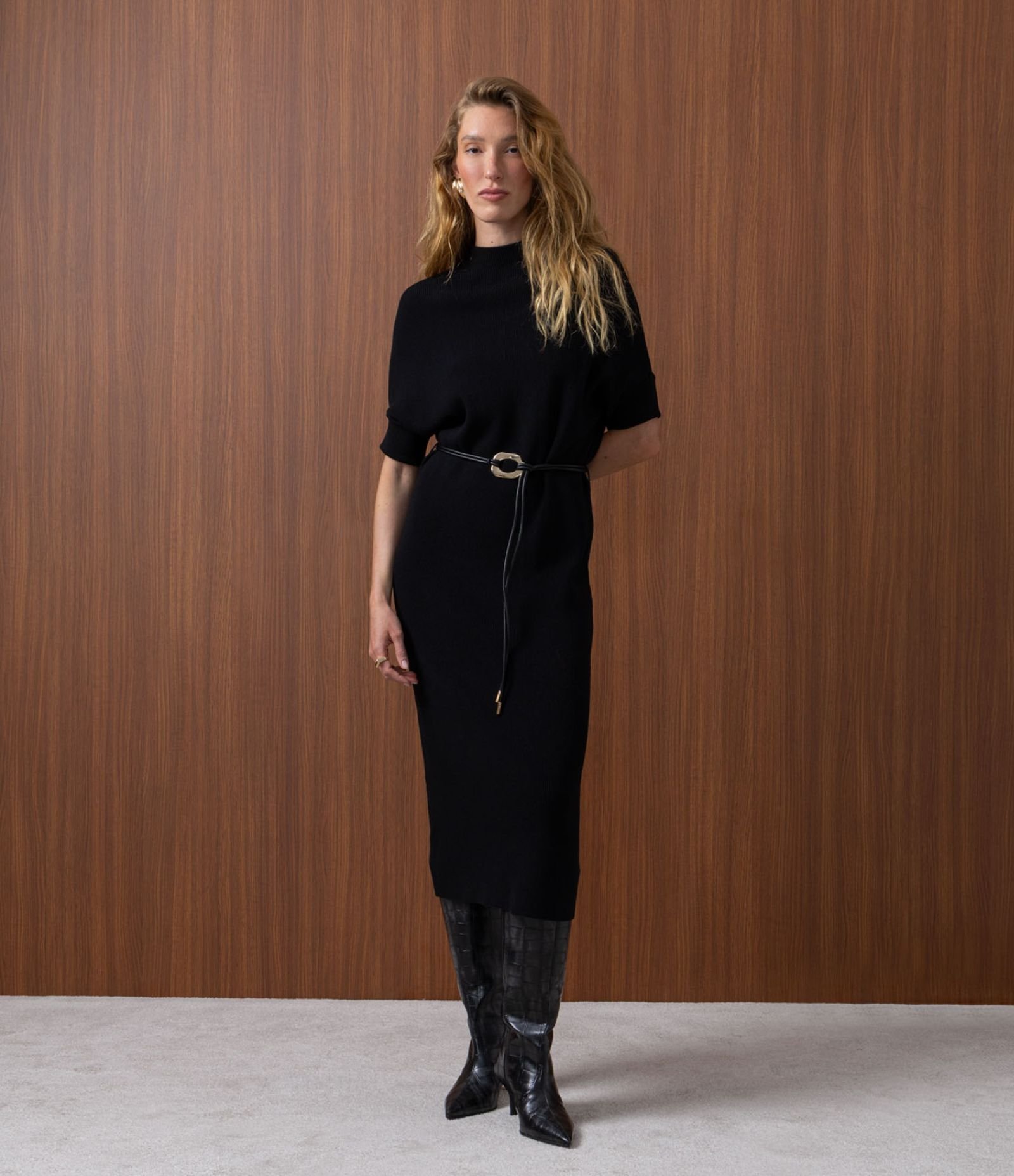 Vestido Midi em Tricô com Gola Alta e Cinto Preto 1