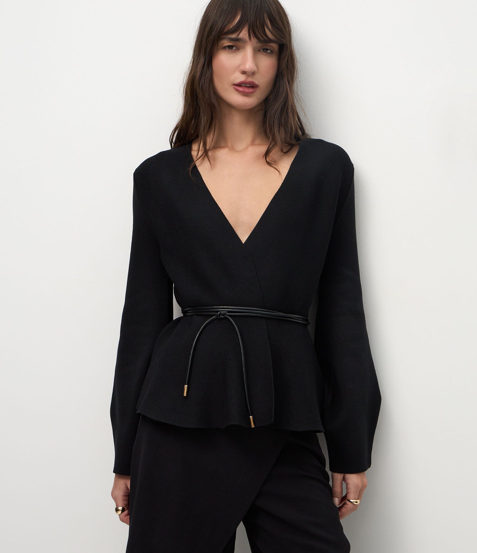 Cardigan em Tricô com Barra Peplum e Cintinho Preto 1
