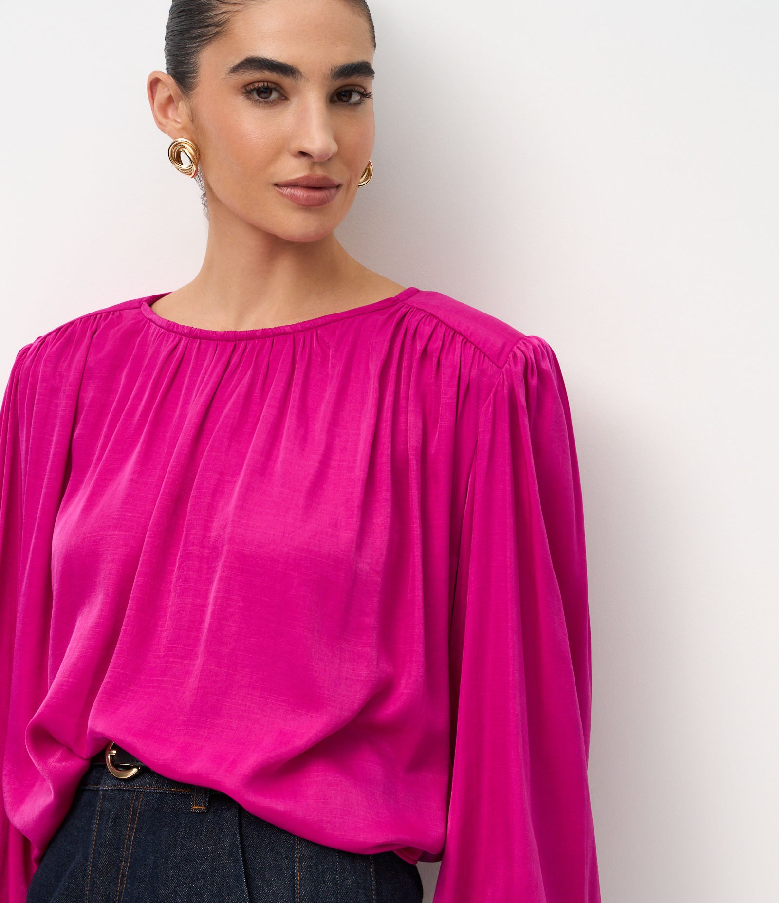 Blusa Ampla Acetinada com Franzidos e Ombreiras Rosa 3