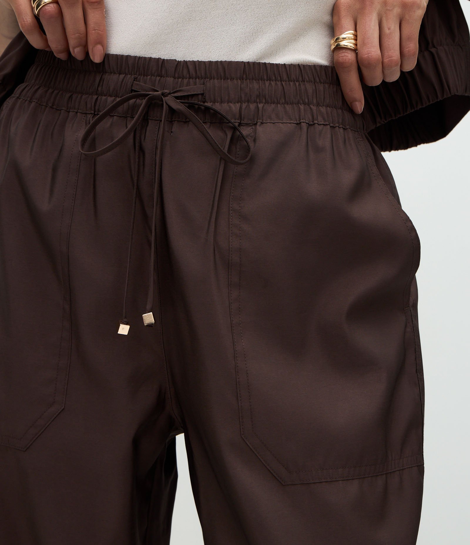 Calça Jogger com Cós Elástico em Tecido Tecnológico Marrom 3