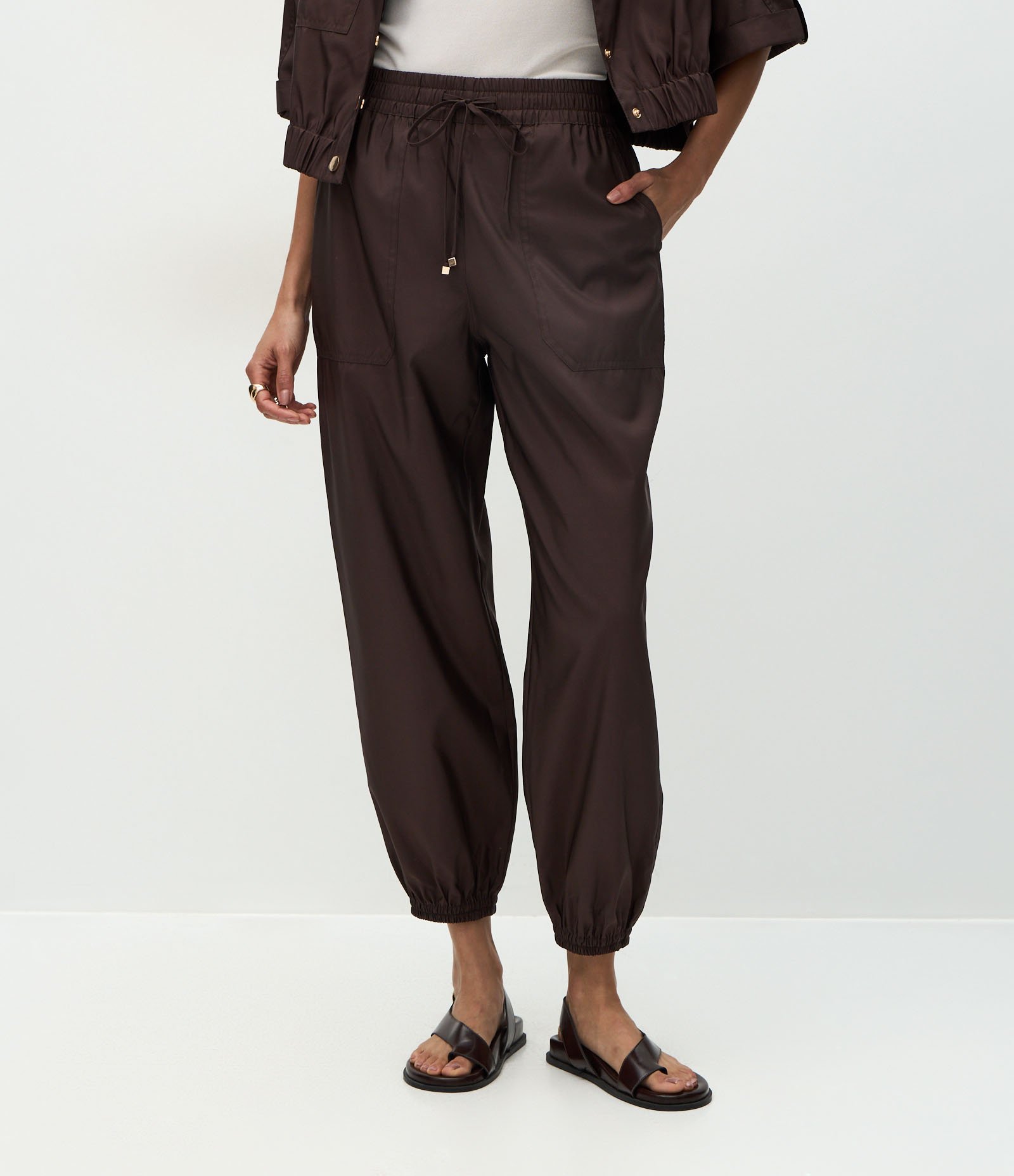 Calça Jogger com Cós Elástico em Tecido Tecnológico Marrom 4