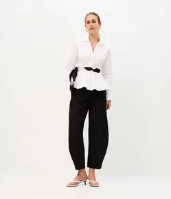 Calça Barrel Alfaiatada com Cinto e Fivela Metálica