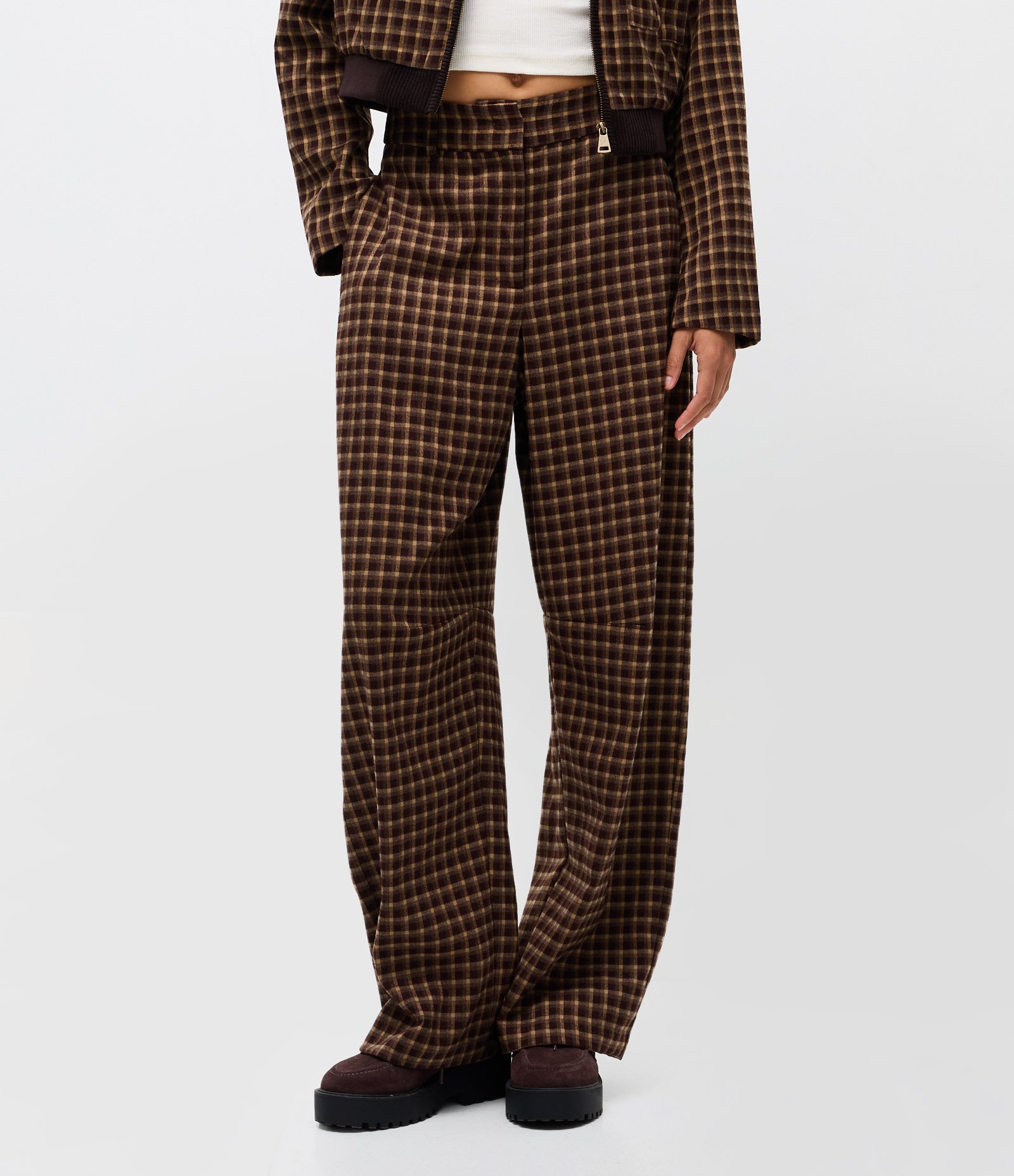 Calça Barrel Alfaiatada Xadrez com Bolsos Marrom 3
