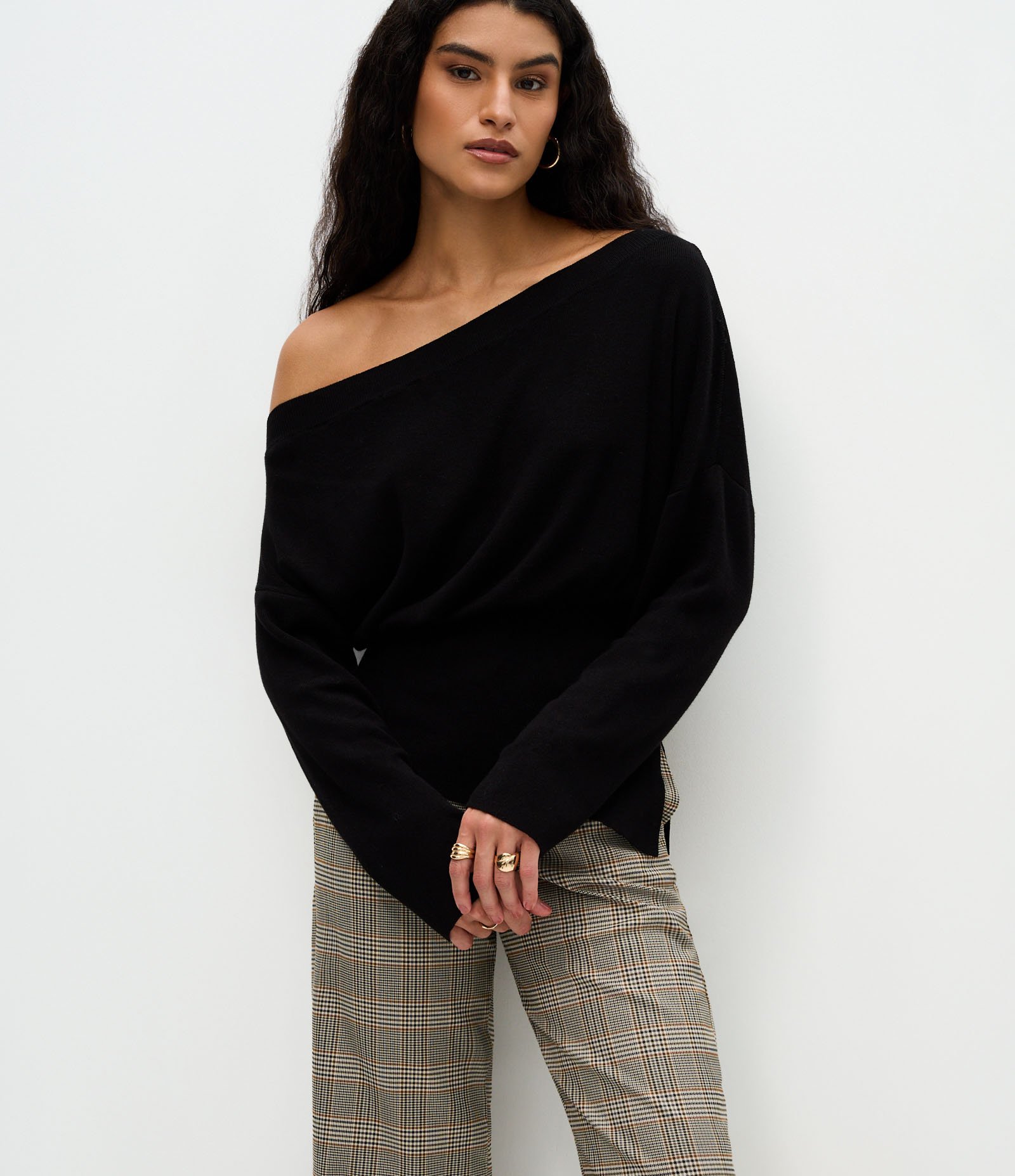 Blusa em Tricô com Ombro Caído e Barra Assimétrica Preto 1