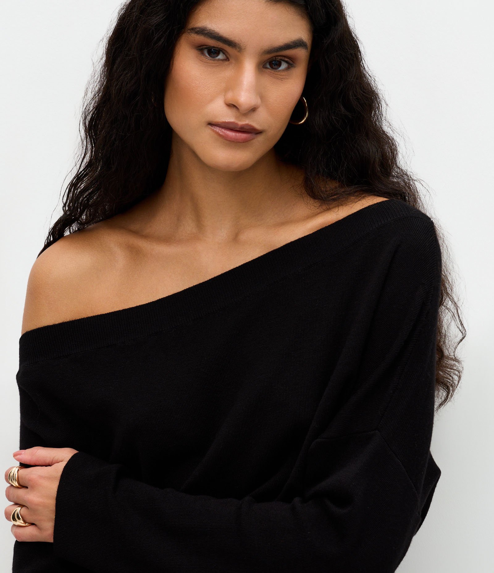 Blusa em Tricô com Ombro Caído e Barra Assimétrica Preto 3