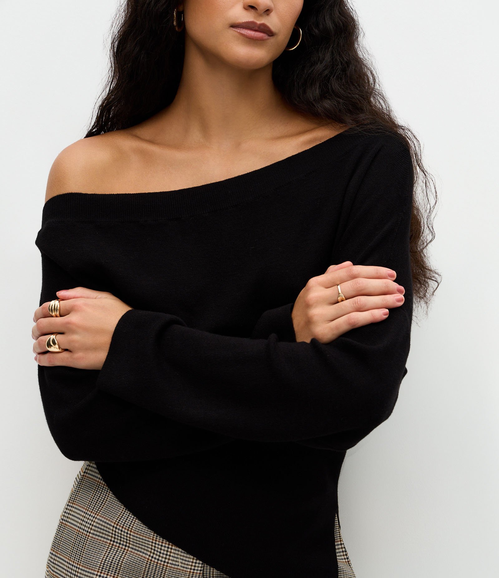 Blusa em Tricô com Ombro Caído e Barra Assimétrica Preto 4