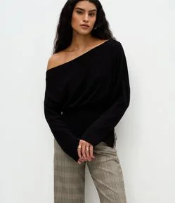 Blusa em Tricô com Ombro Caído e Barra Assimétrica