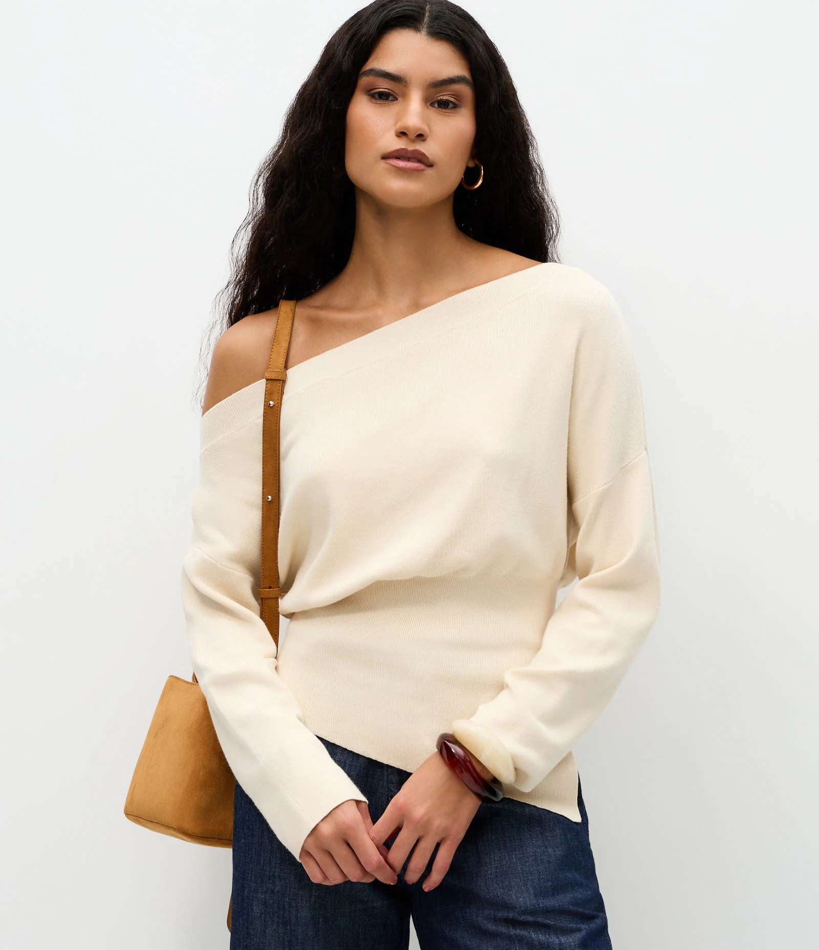 Blusa em Tricô com Ombro Caído e Barra Assimétrica Bege 1