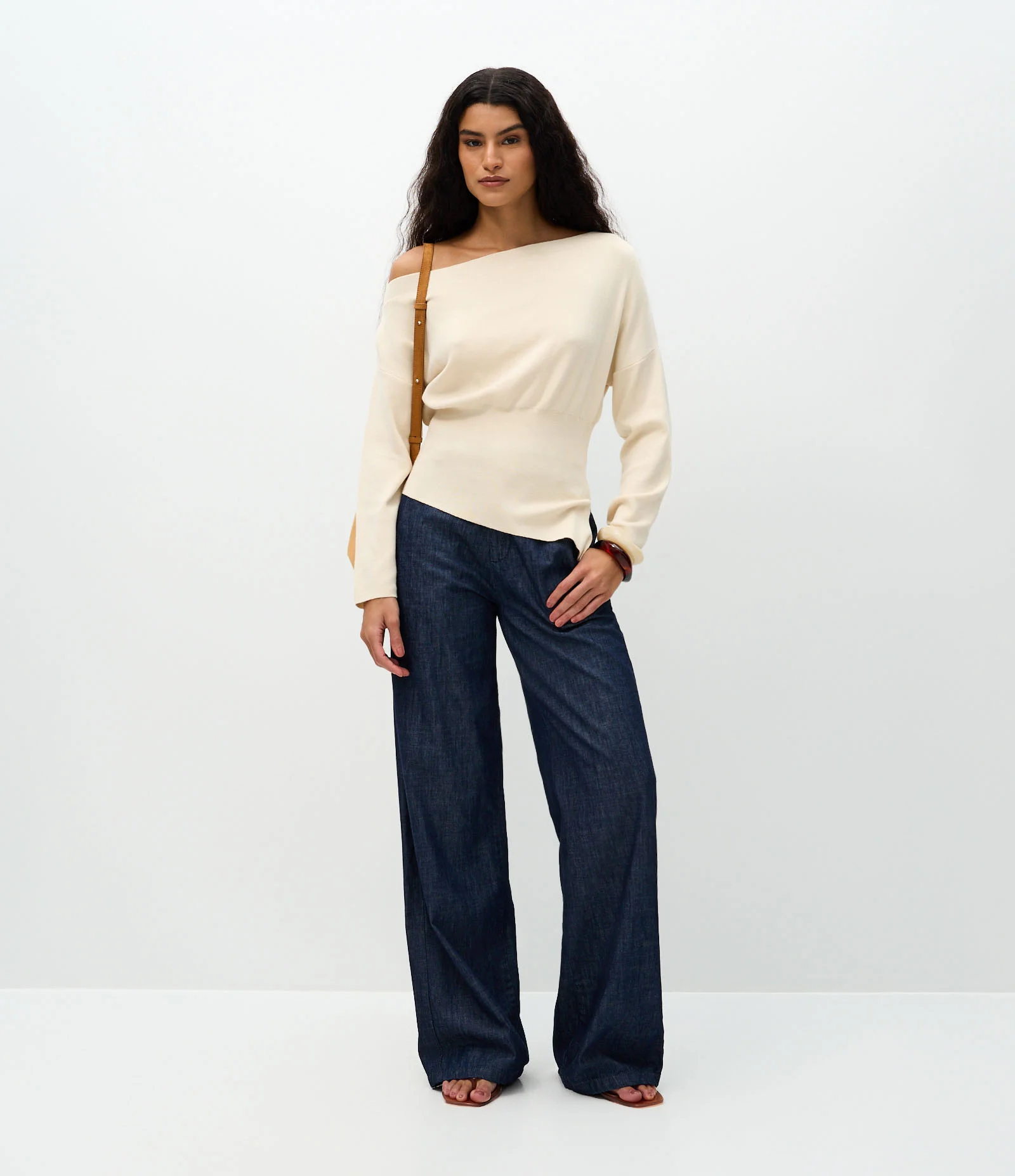 Blusa em Tricô com Ombro Caído e Barra Assimétrica Bege 2