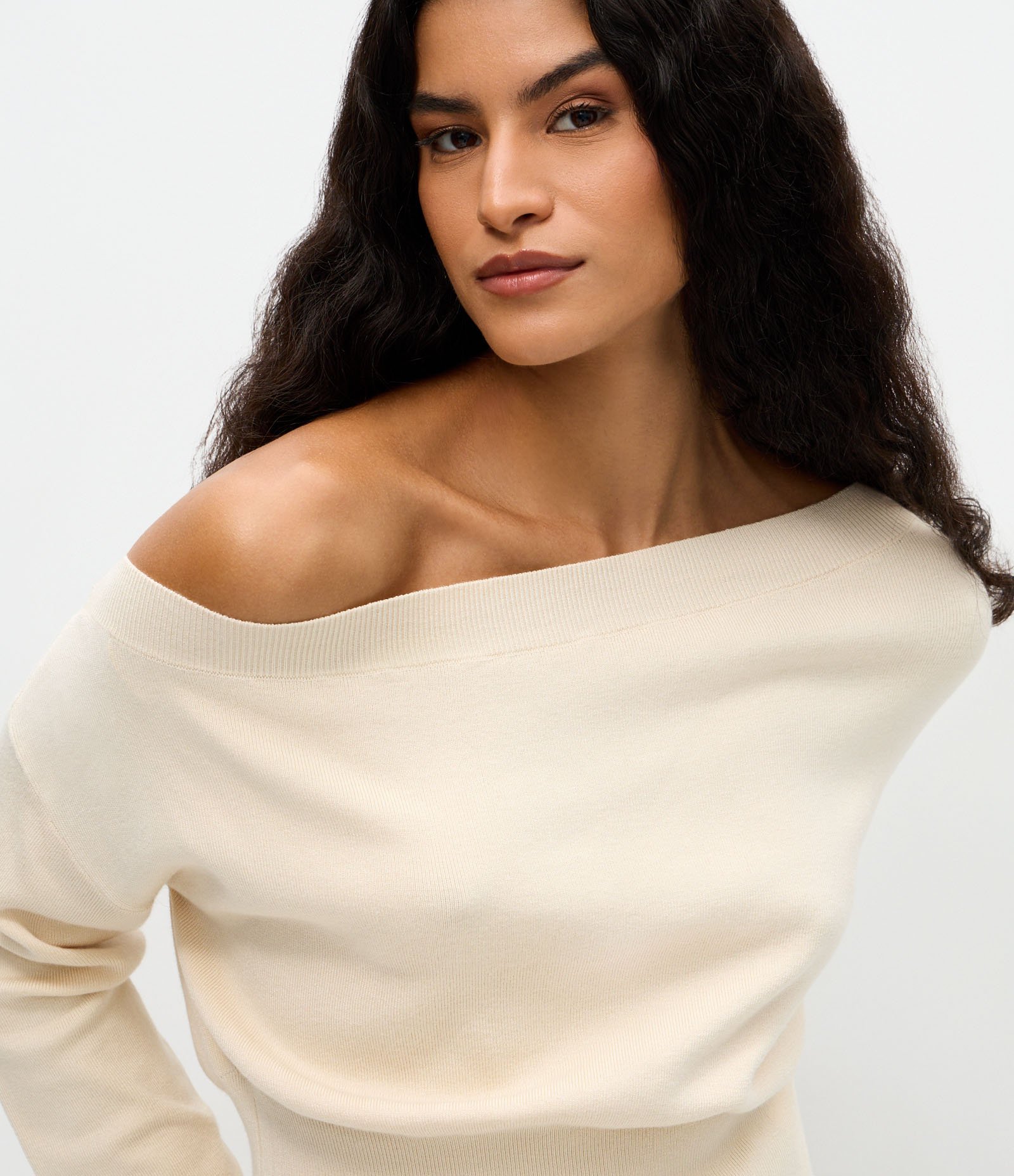 Blusa em Tricô com Ombro Caído e Barra Assimétrica Bege 3