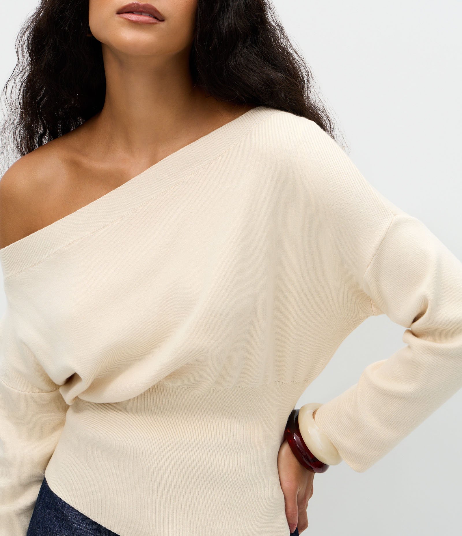 Blusa em Tricô com Ombro Caído e Barra Assimétrica Bege 4
