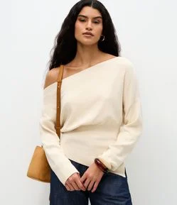 Blusa em Tricô com Ombro Caído e Barra Assimétrica