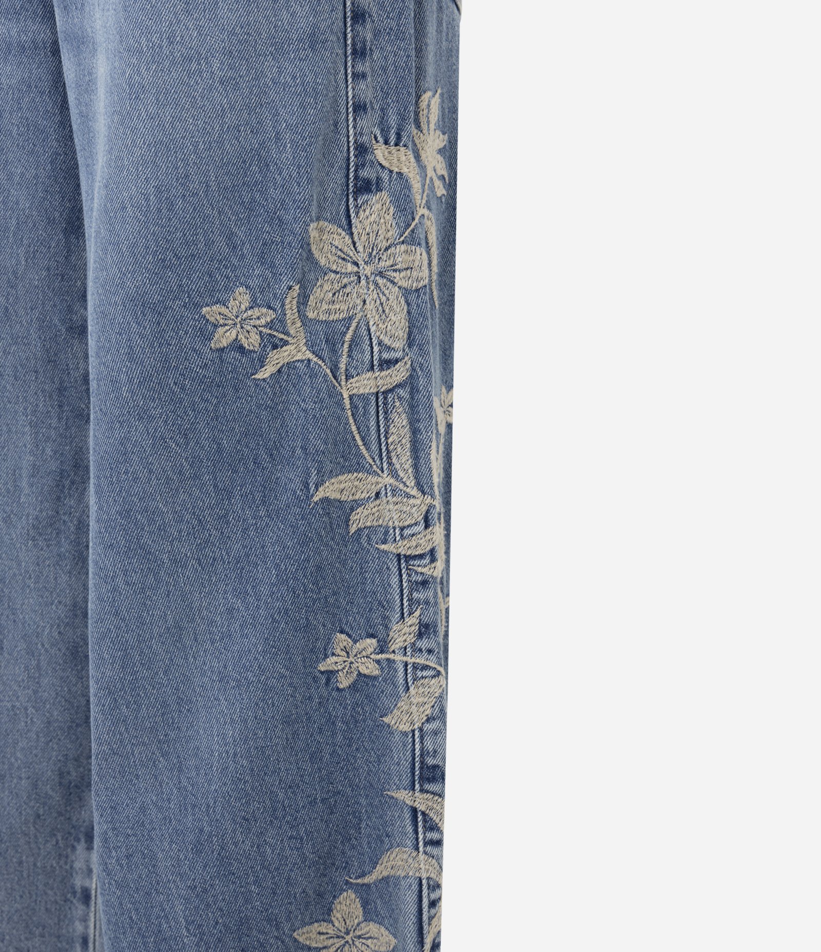 Calça Wide em Jeans com Cintura Baixa e Bordado Floral Azul Claro 2