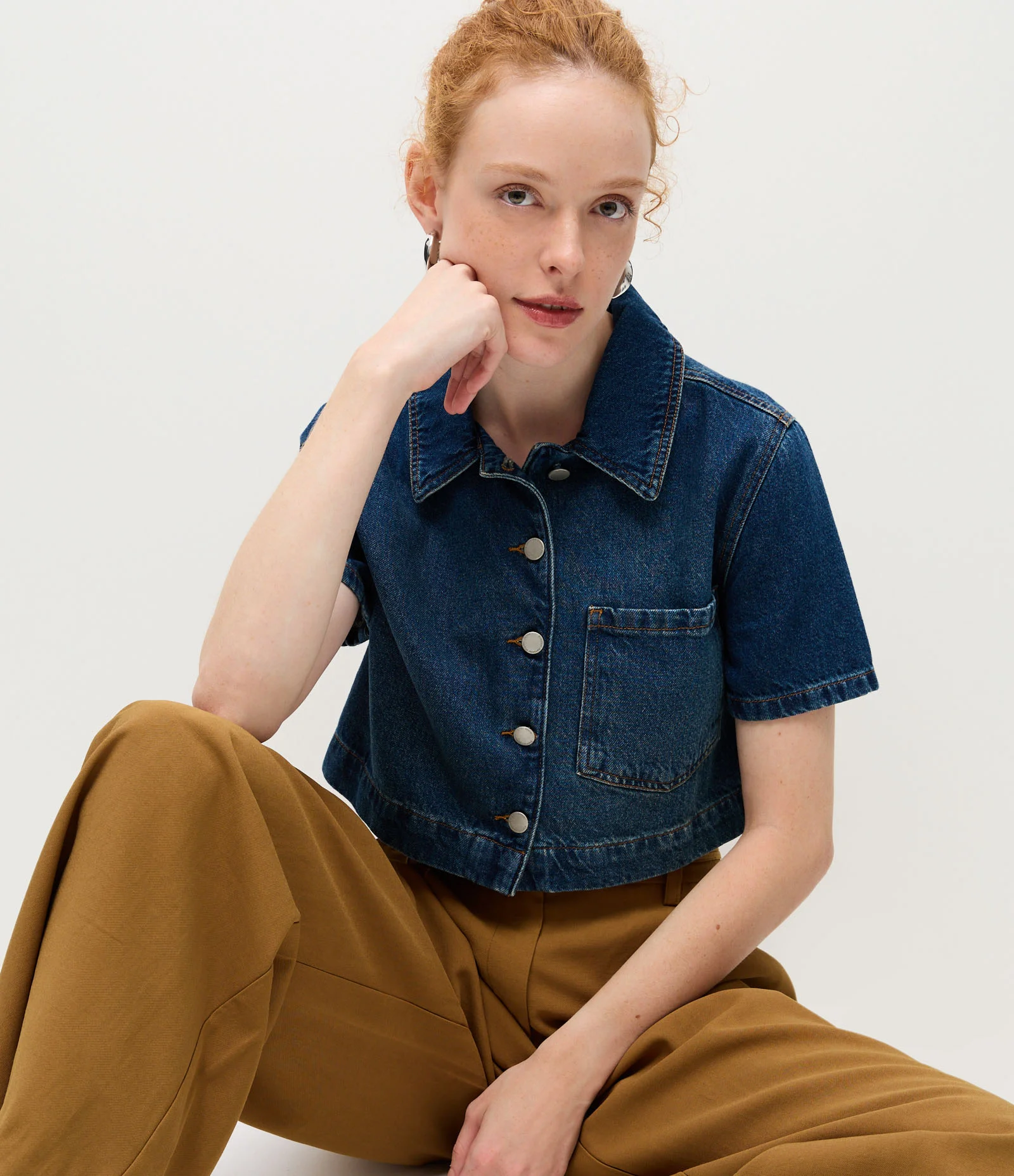 Camisa Cropped em Jeans com Botões e Bolso Azul Escuro 1