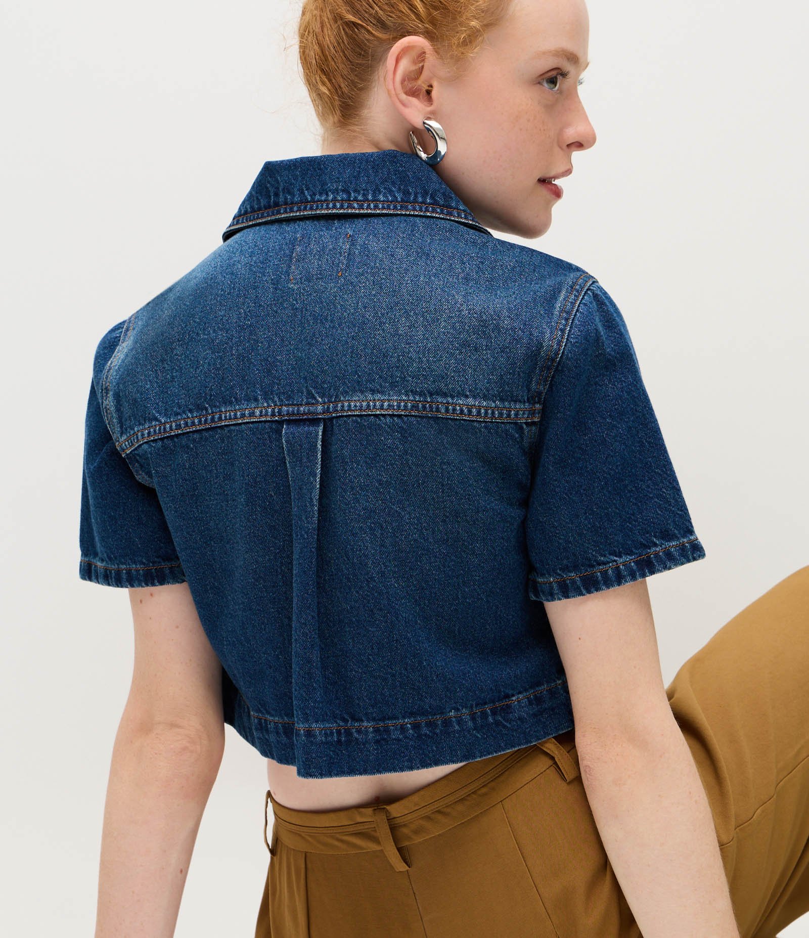 Camisa Cropped em Jeans com Botões e Bolso Azul Escuro 4