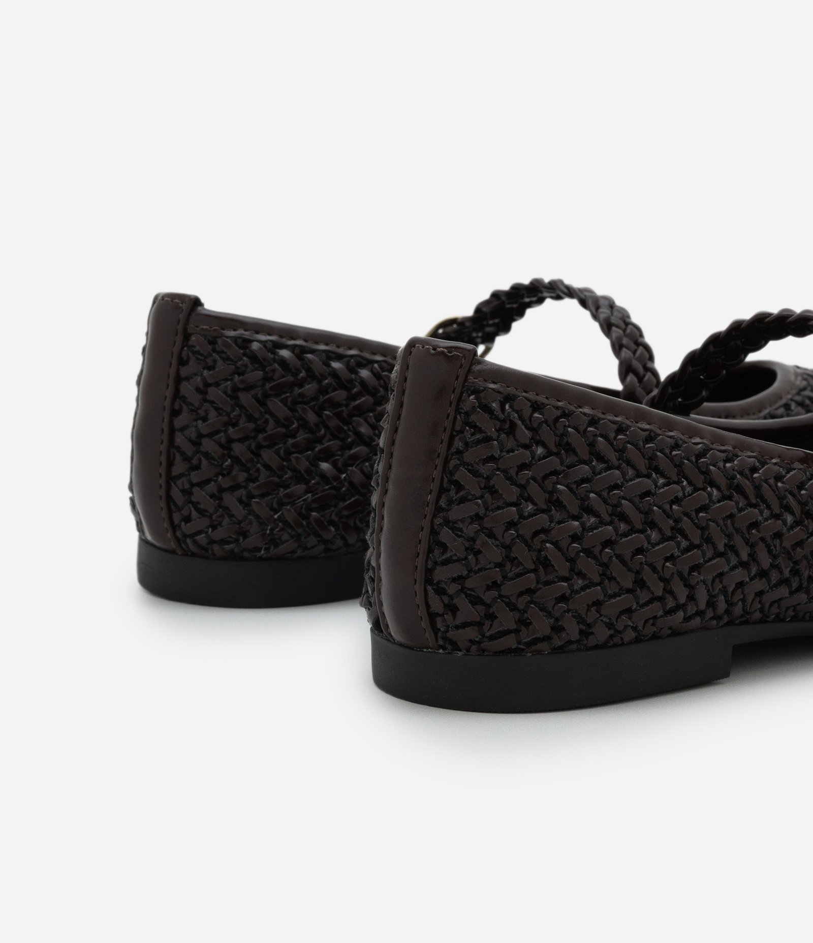 Sapatilha Metalizada com Textura Tramada e Tira com Fivela Marrom 6