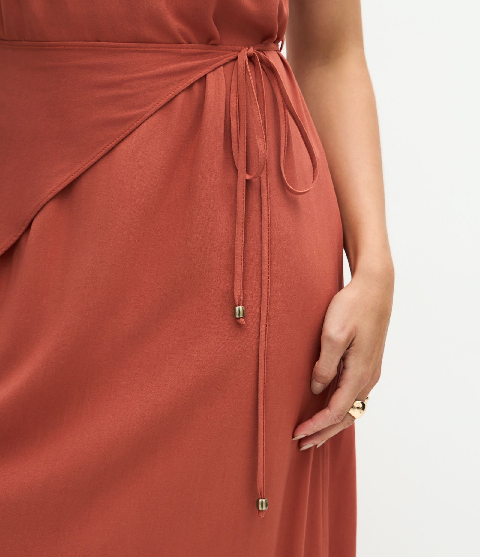 Vestido Longo Maquinetado com Lenço Removível Marrom 2