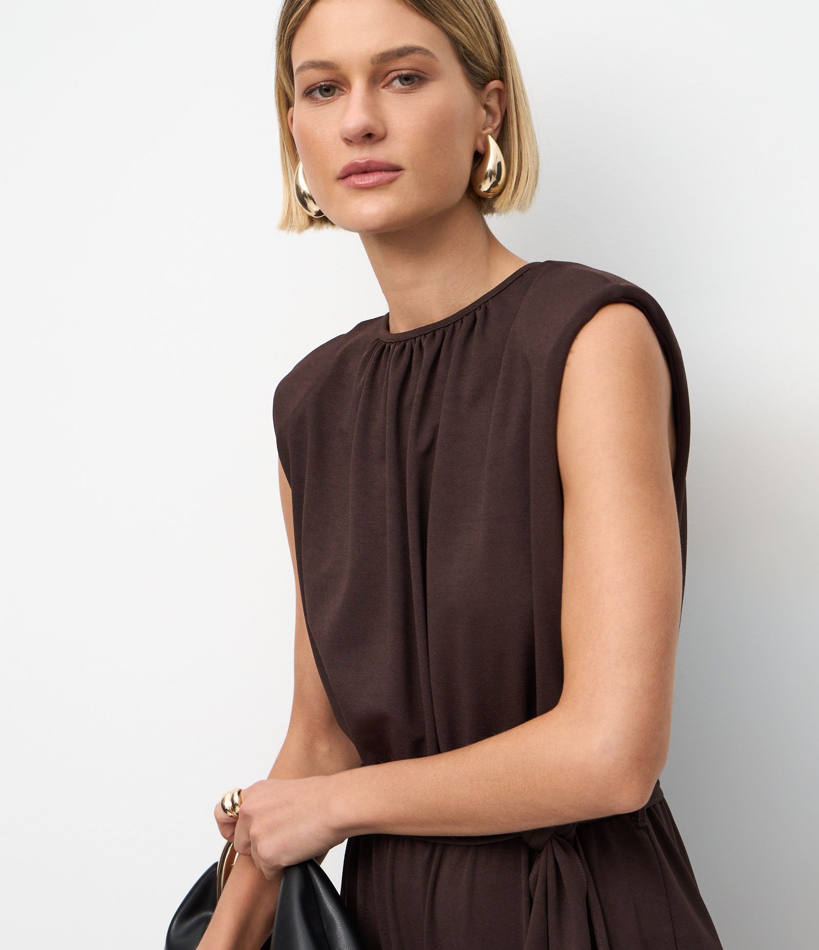 Macacão Aladim Longo com Amarração na Cintura Marrom 3