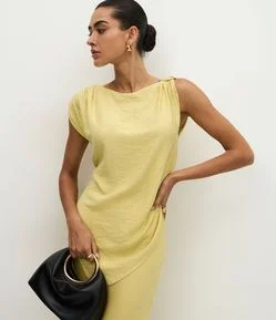 Blusa em Crepe com Aviamento no Ombro e Barra Assimétrica