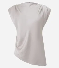 Blusa Acetinada com Ombreiras e Barra Assimétrica