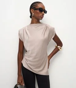Blusa Acetinada com Ombreiras e Barra Assimétrica