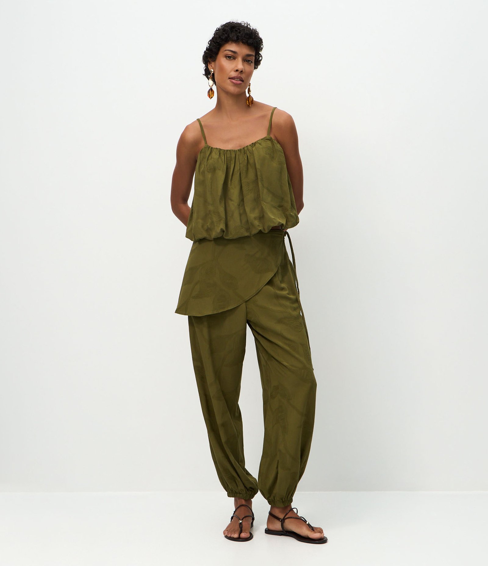 Calça Aladim em Jacquard com Pala Assimétrica Sobreposta Verde 1