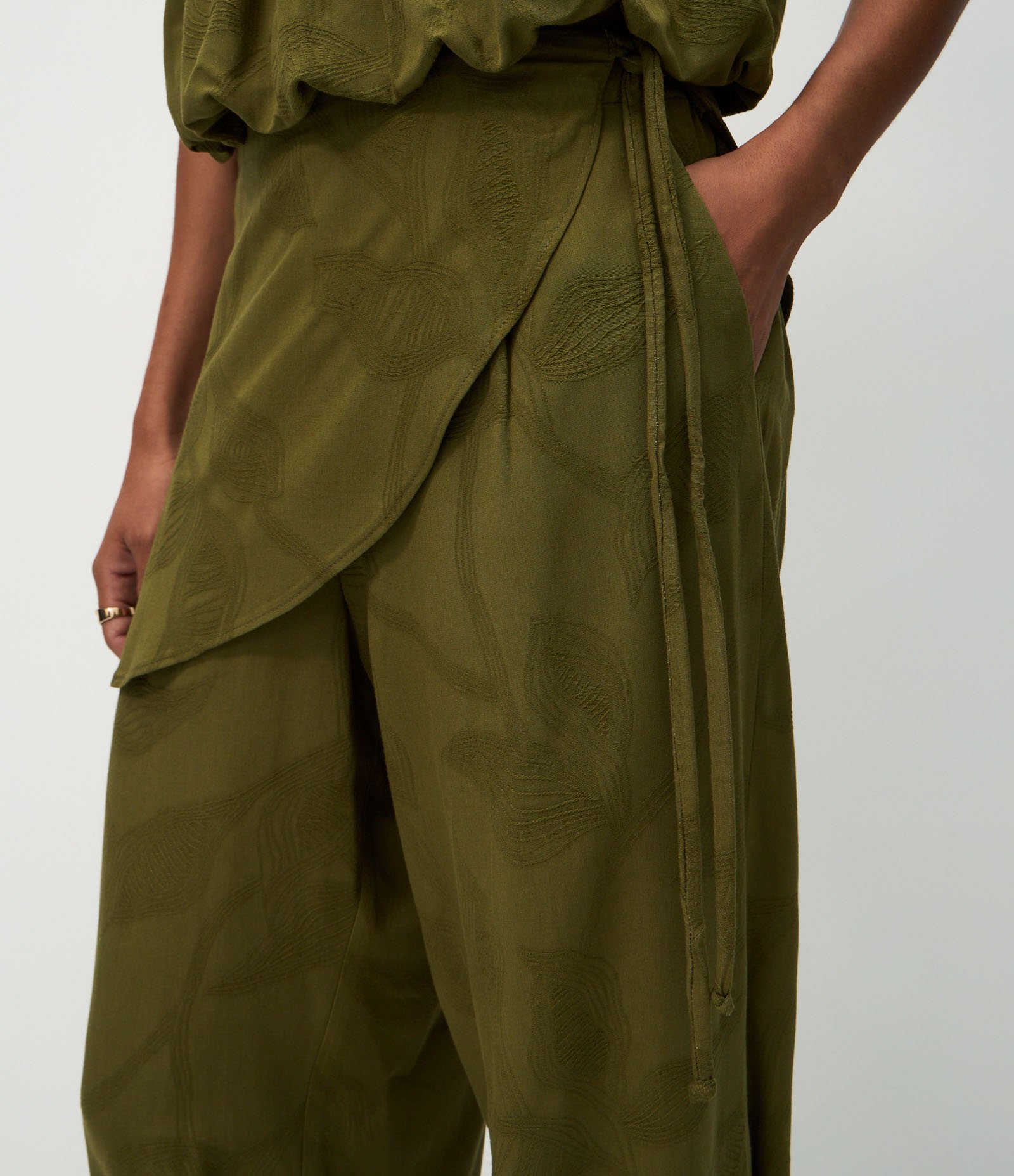 Calça Aladim em Jacquard com Pala Assimétrica Sobreposta Verde 3