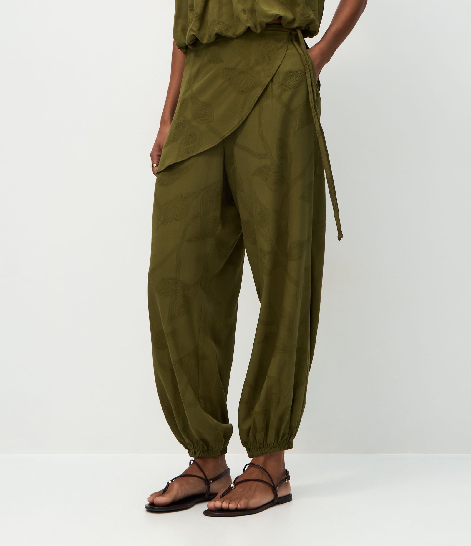 Calça Aladim em Jacquard com Pala Assimétrica Sobreposta Verde 4