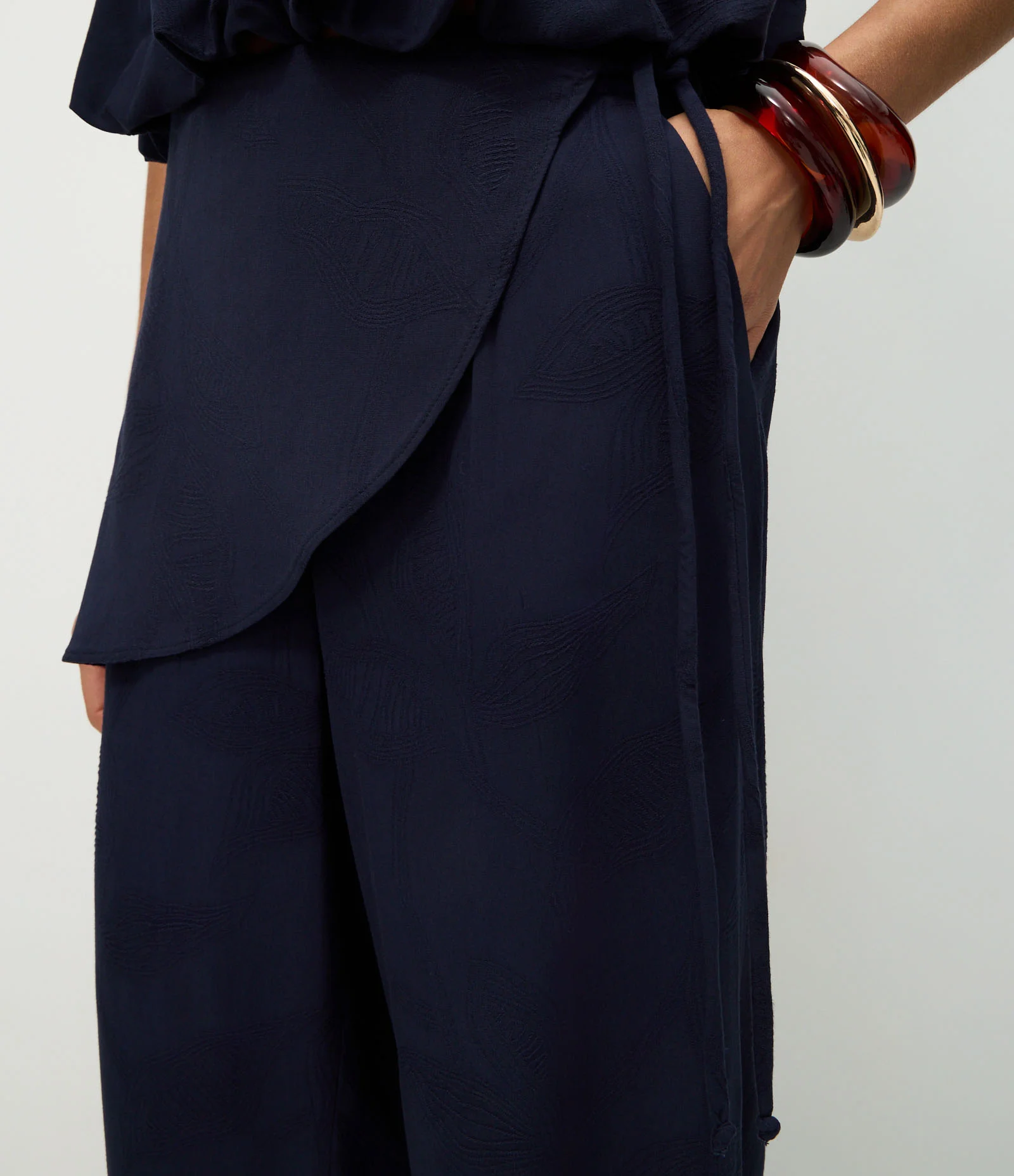 Calça Aladim em Jacquard com Pala Assimétrica Sobreposta Azul 3