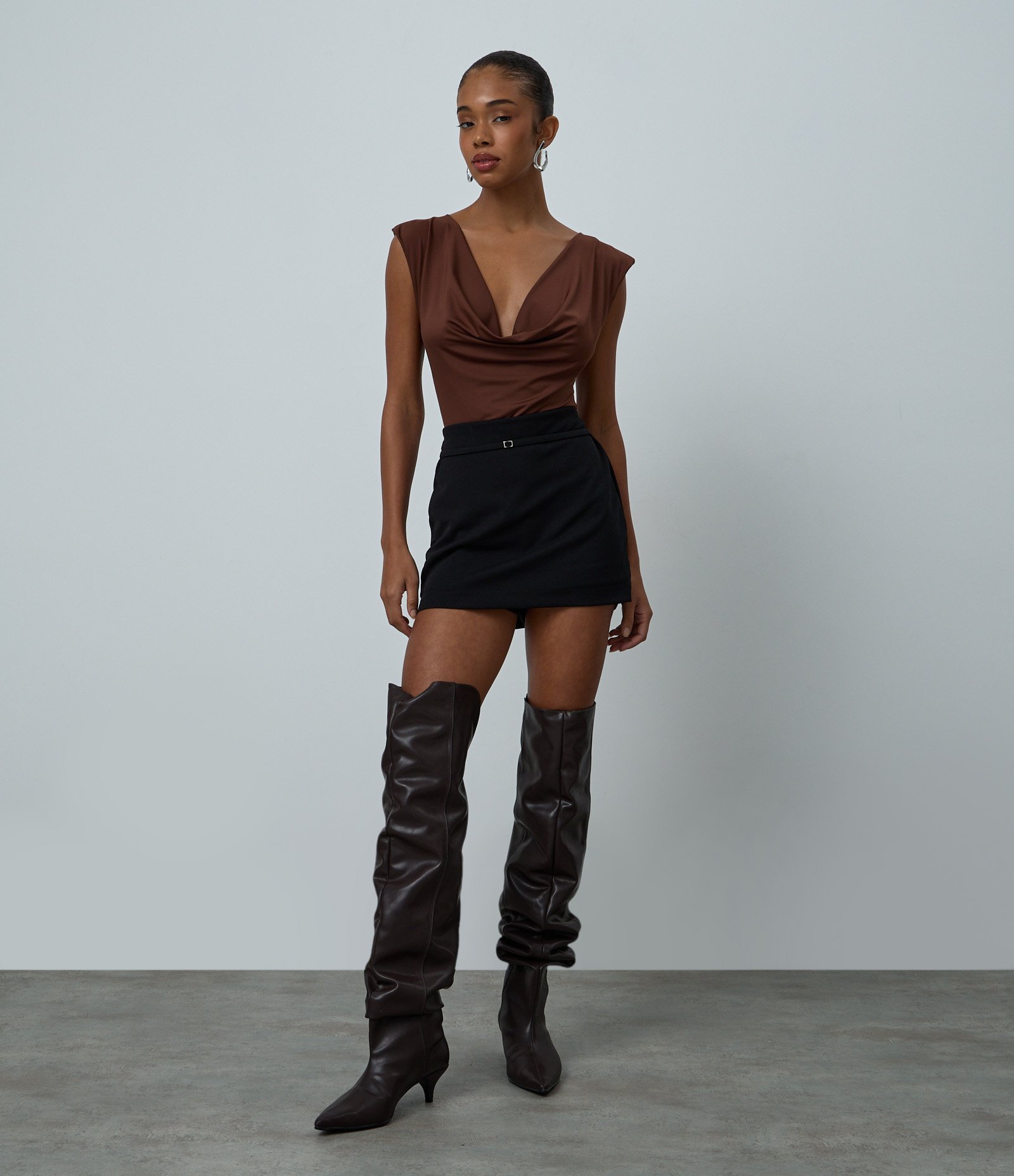 Short Saia Ajustado em Crepe com Cintinho Preto 1