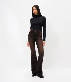 Calça Flare em Jeans com Lavagem Sobretinta e Barra Desfiada