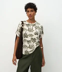 Blusa Manga Curta e Gola Redonda com Estampa de Coqueiros
