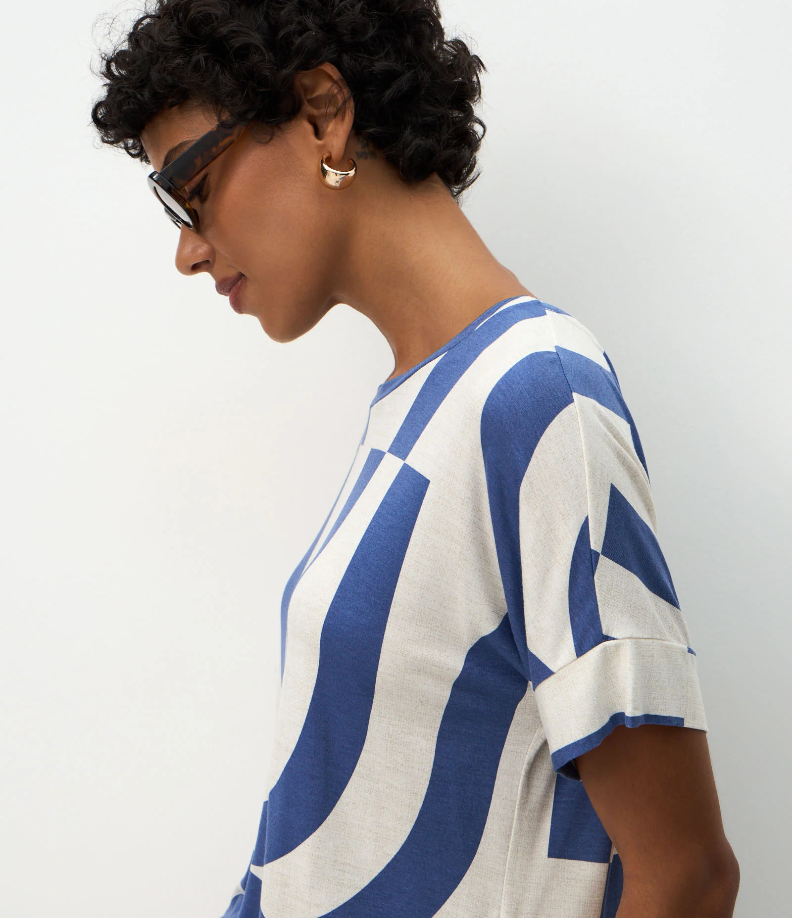 Blusa Manga Curta em Viscose com Estampa Abstrata Azul/Branco 3