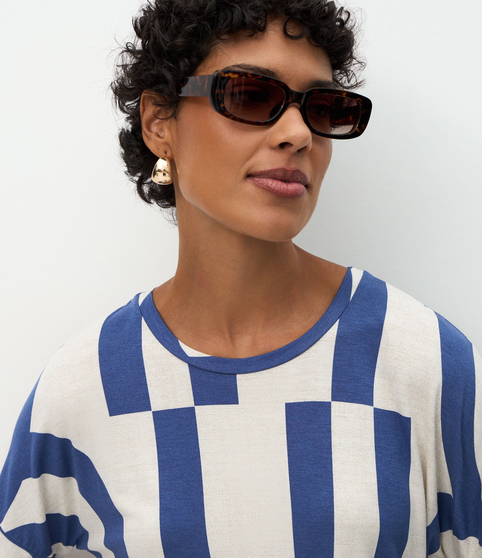 Blusa Manga Curta em Viscose com Estampa Abstrata Azul/Branco 4