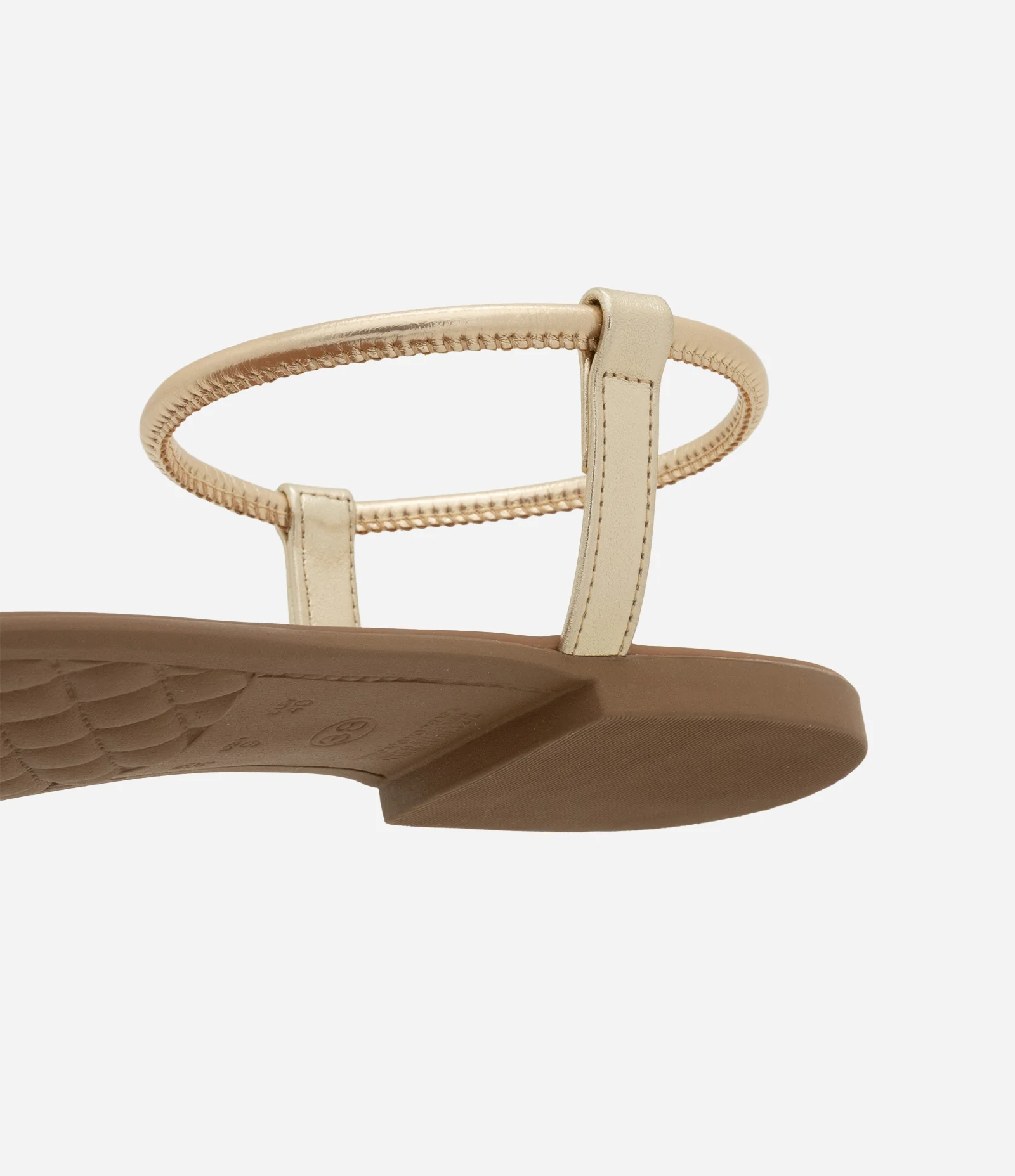 Sandália Rasteira com Dedeira e Detalhe Bold Dourado 3