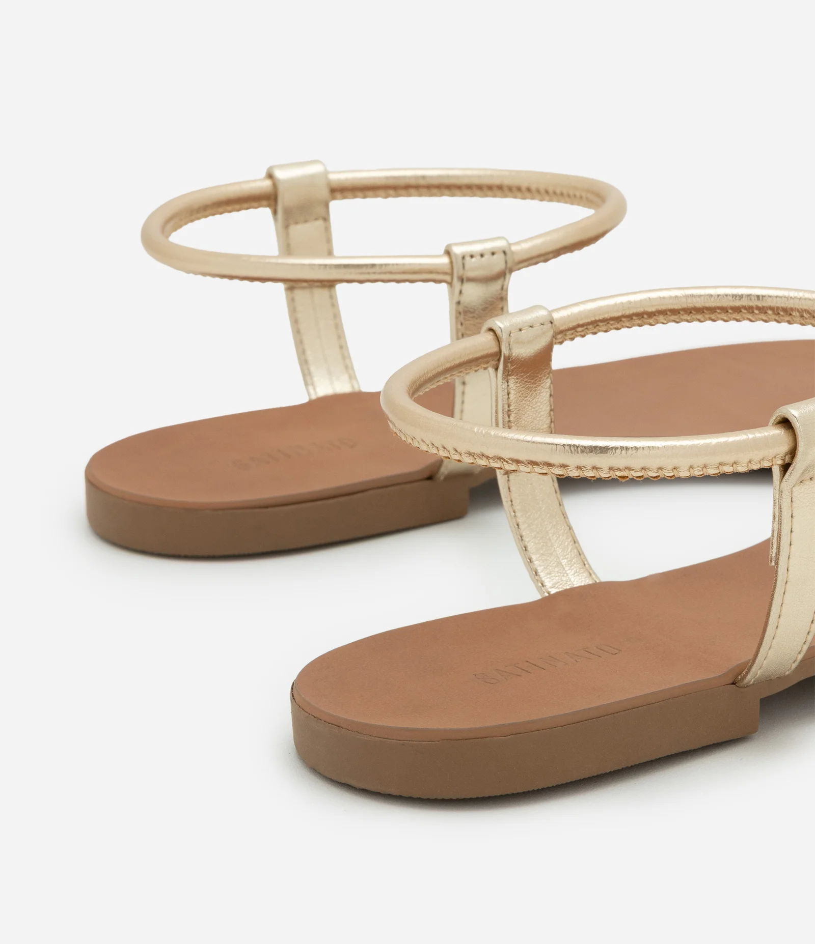 Sandália Rasteira com Dedeira e Detalhe Bold Dourado 4