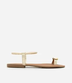 Sandália Rasteira com Dedeira e Detalhe Bold