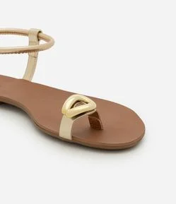 Sandália Rasteira com Dedeira e Detalhe Bold