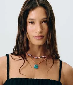 Colar Camadas com Miçangas e Pingente de Coração