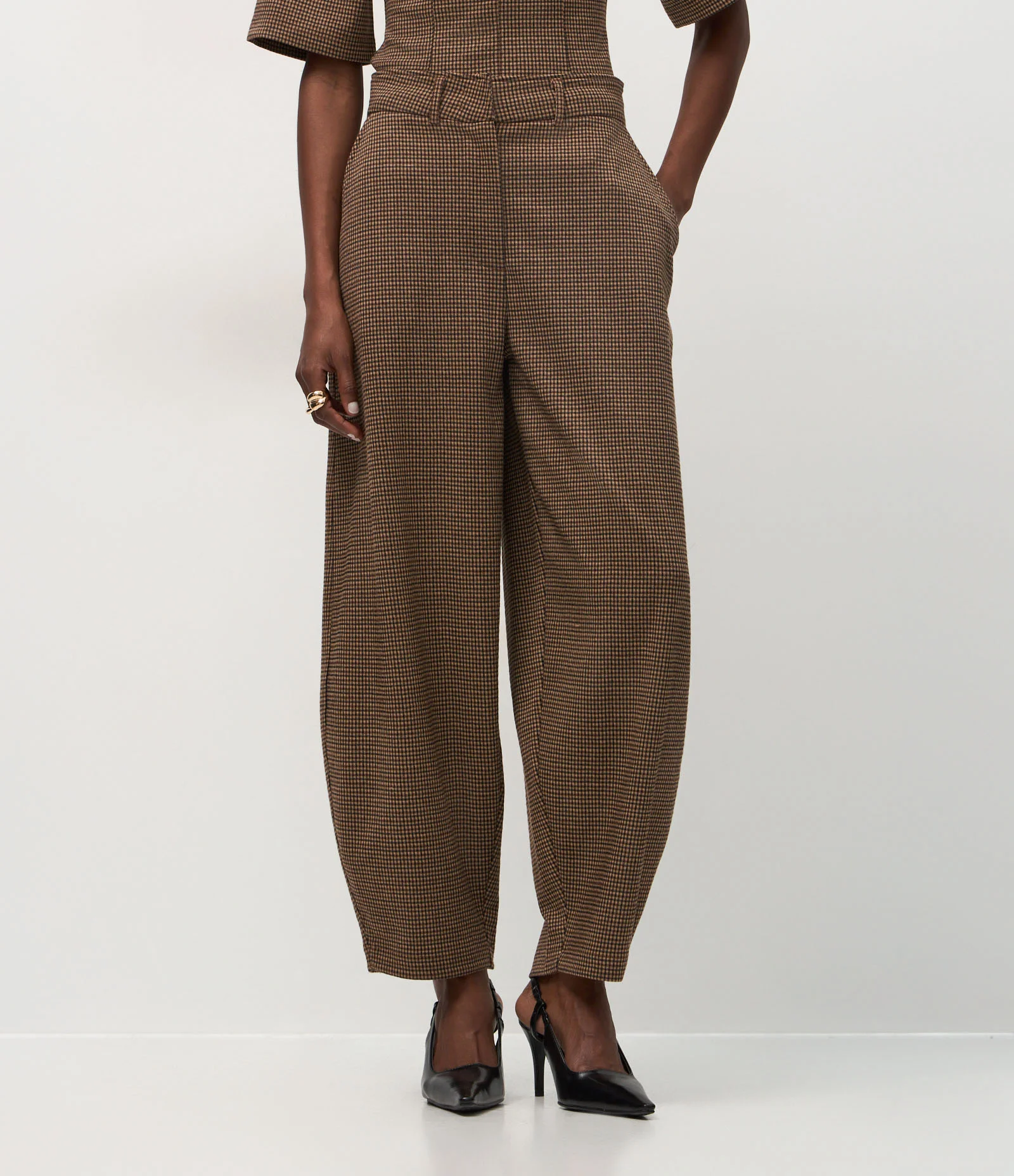 Calça Barrel com Estampa Xadrez Marrom 2