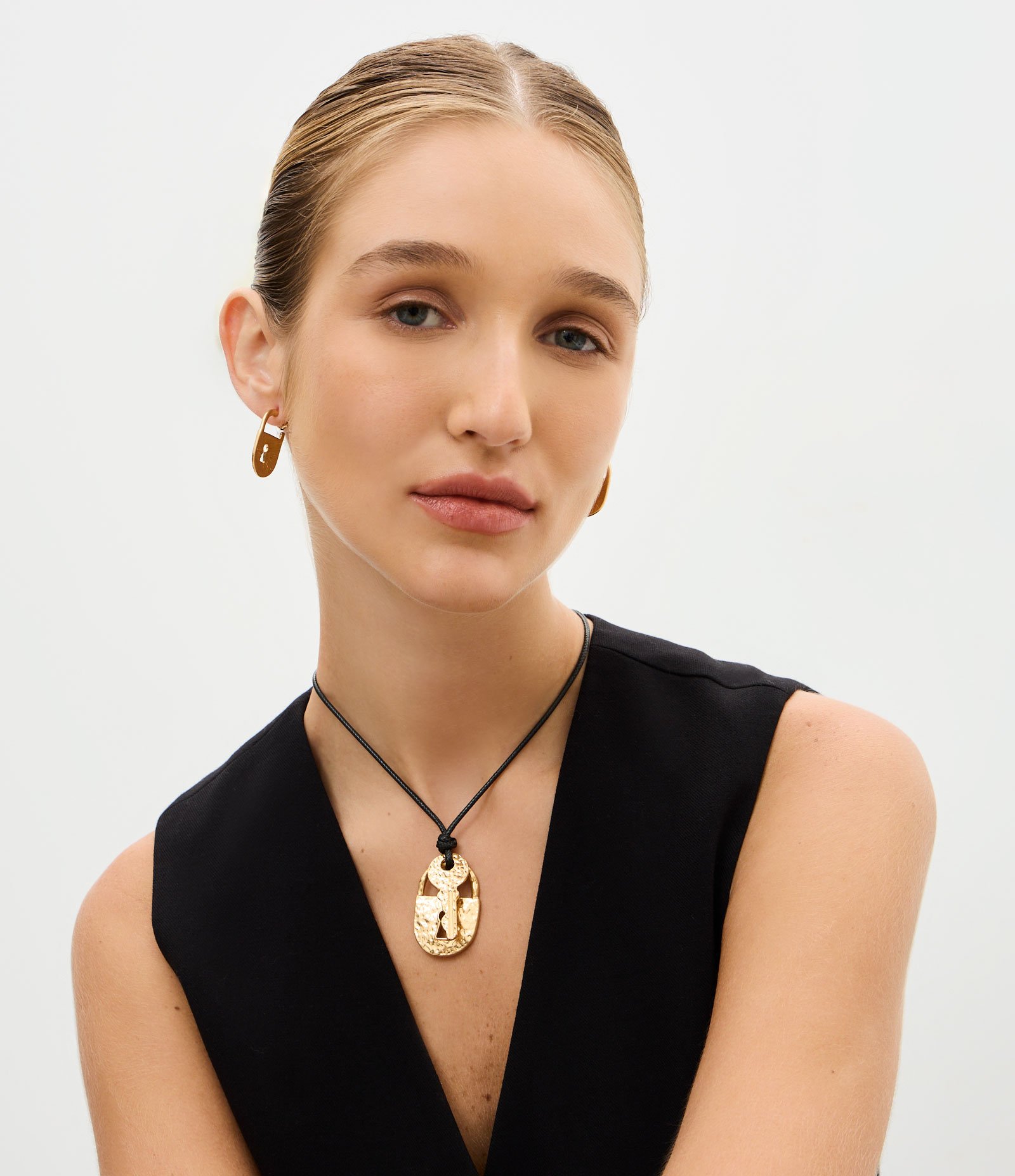 Conjunto de Colar Longo e Brinco com Pingente Cadeado Preto/Dourado 1