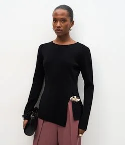 Blusa Assimétrica em Tricô com Aviamento na Cintura
