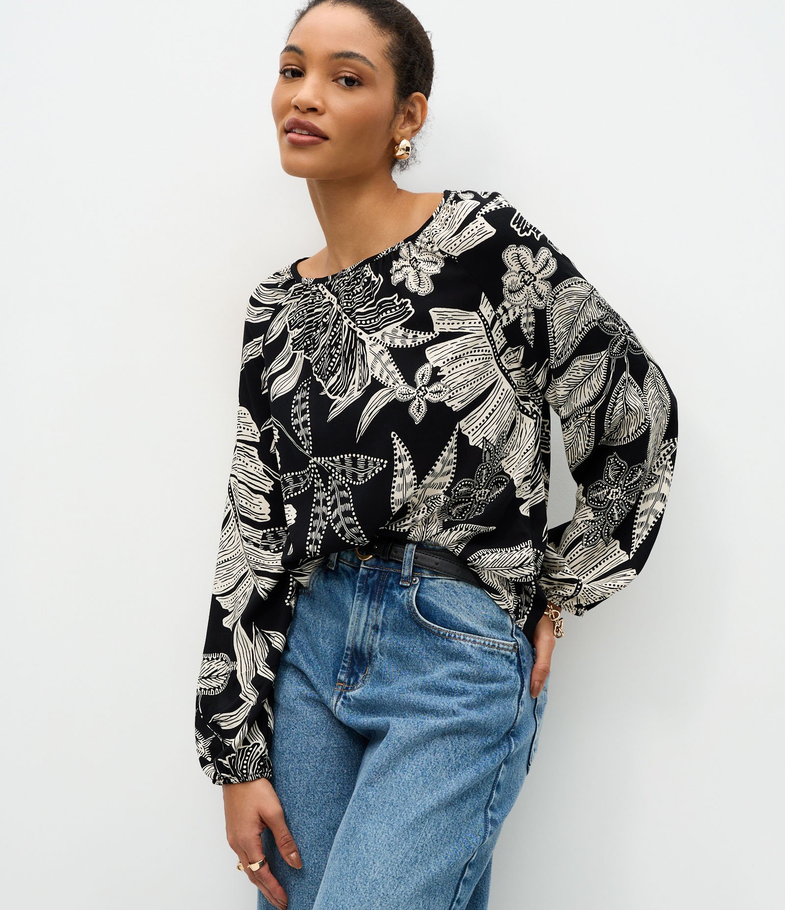 Blusa em Viscose com Estampa de Folhagem e Decote Canoa Preto 1