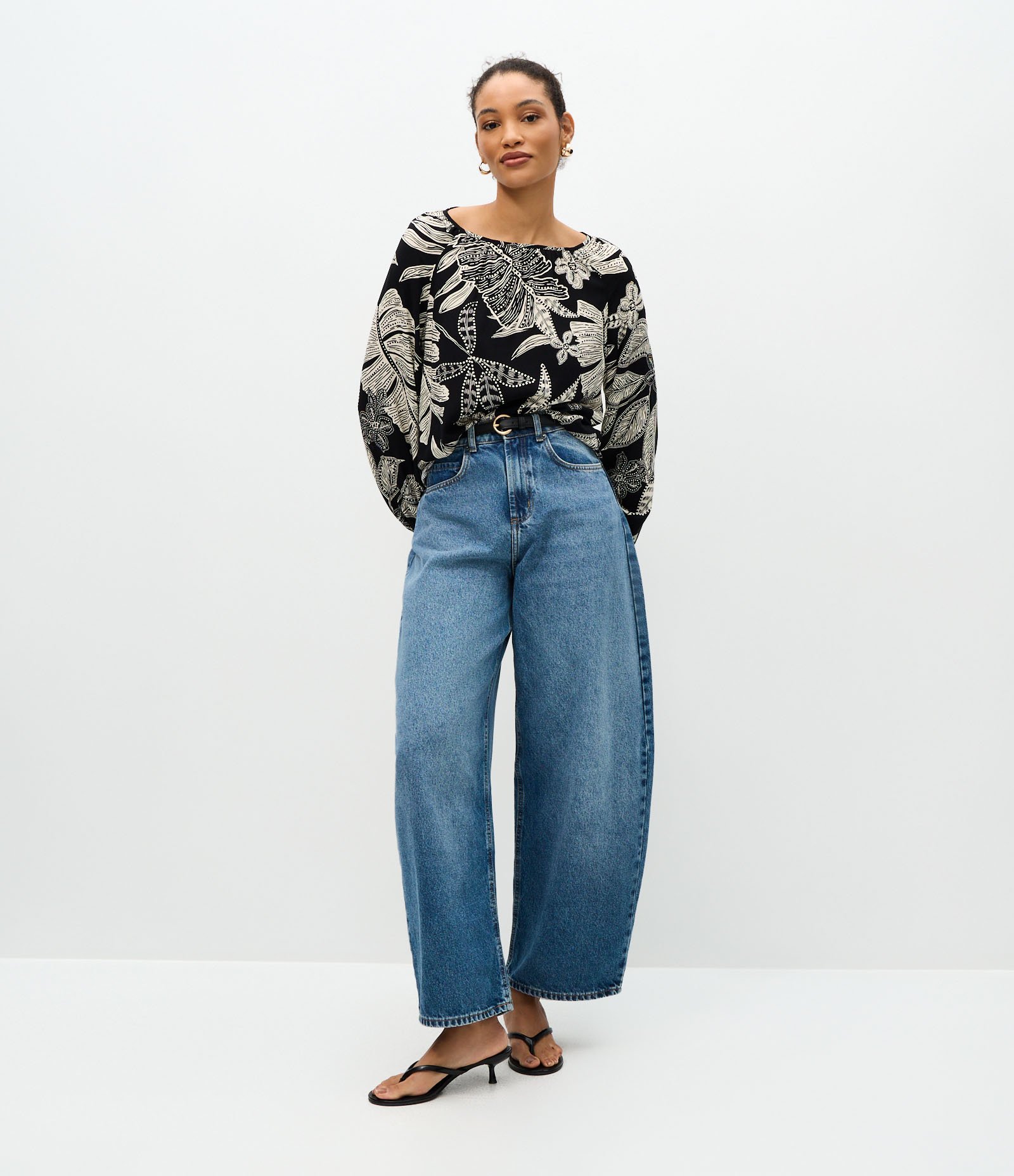 Blusa em Viscose com Estampa de Folhagem e Decote Canoa Preto 2