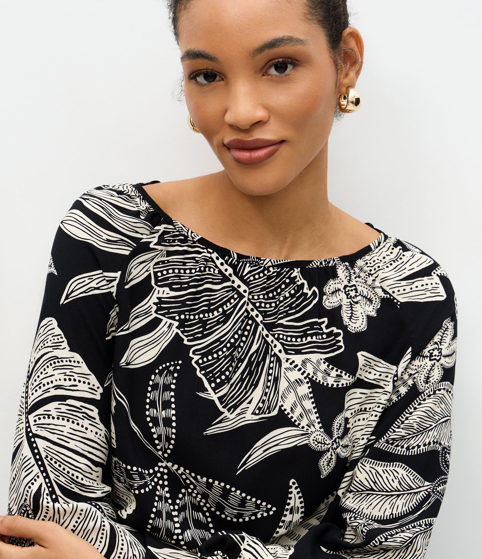 Blusa em Viscose com Estampa de Folhagem e Decote Canoa Preto 3