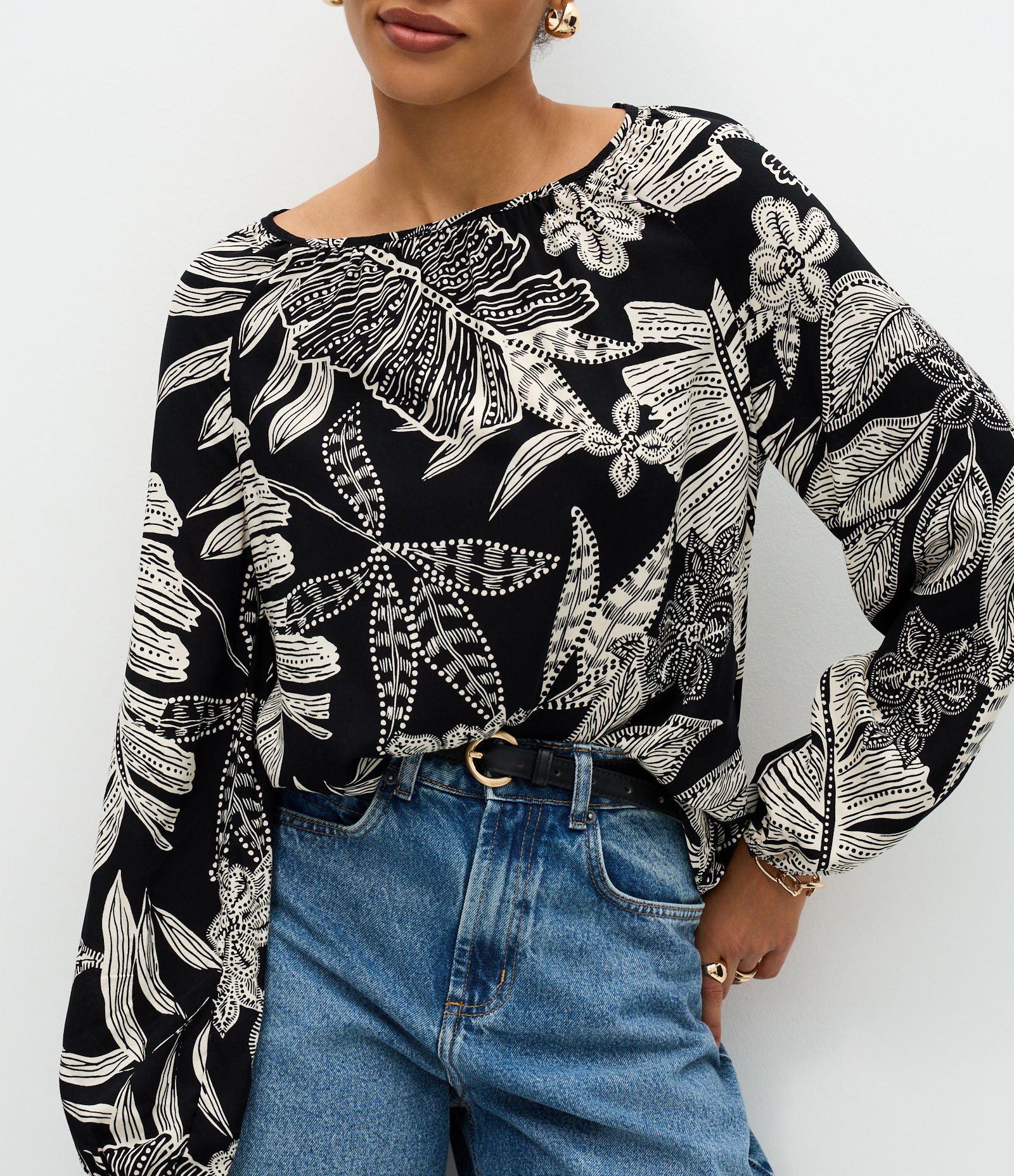 Blusa em Viscose com Estampa de Folhagem e Decote Canoa Preto 4