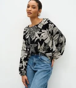 Blusa em Viscose com Estampa de Folhagem e Decote Canoa